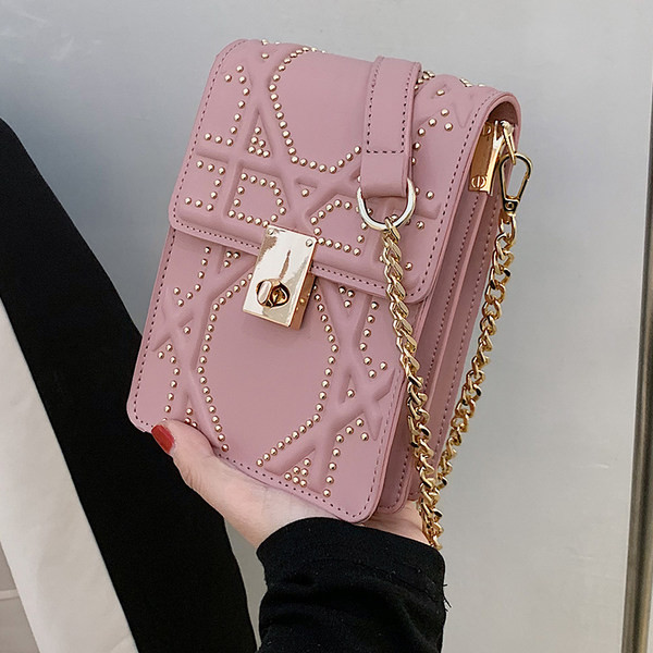 Σύγχρονη ορθογώνια τσάντα με μεταλλικά πούλια