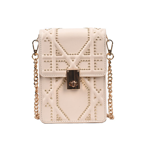 Σύγχρονη ορθογώνια τσάντα με μεταλλικά πούλια