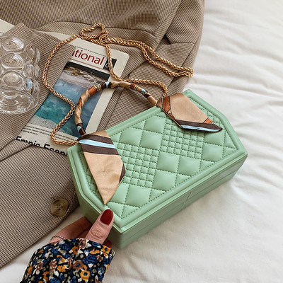 Sieviešu moderna soma ar reljefu ādas un tekstila rokturi