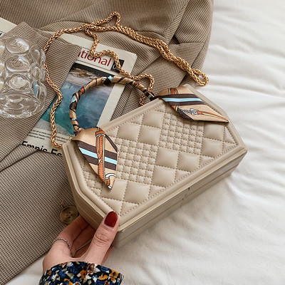 Sieviešu moderna soma ar reljefu ādas un tekstila rokturi