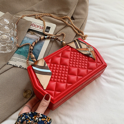 Sieviešu moderna soma ar reljefu ādas un tekstila rokturi