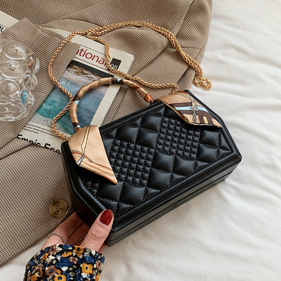 Sieviešu moderna soma ar reljefu ādas un tekstila rokturi