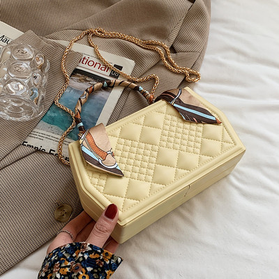 Sieviešu moderna soma ar reljefu ādas un tekstila rokturi