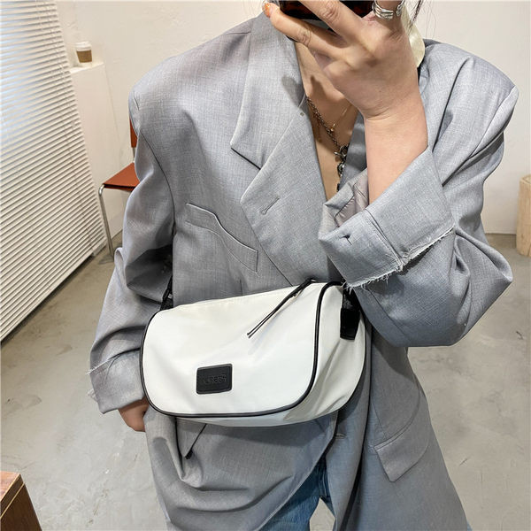 Καθημερινή γυναικεία τσάντα με ρυθμιζόμενη λαβή 