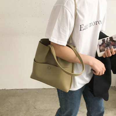 Casual γυναικεία τσάντα από οικολογικό δέρμα με λαβές ώμου - διάφορα χρώματα