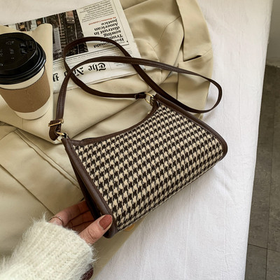 Γυναικεία καρό τσάντα σε ρετρό στιλ