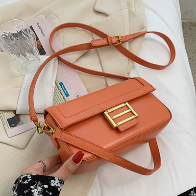 Μοντέρνα έκο δερμάτινη τσάντα με χρυσή αγκράφα