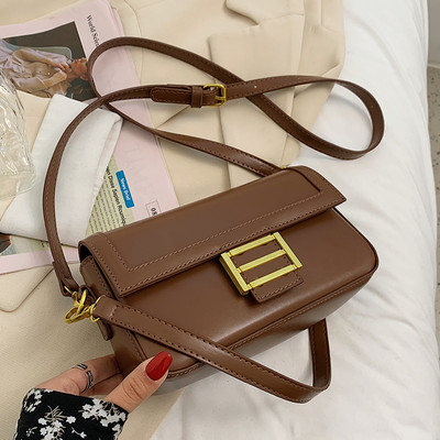 Μοντέρνα έκο δερμάτινη τσάντα με χρυσή αγκράφα