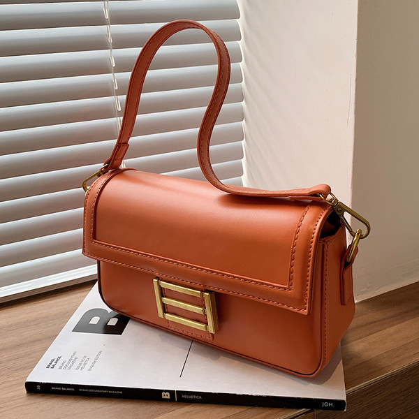 Μοντέρνα έκο δερμάτινη τσάντα με χρυσή αγκράφα