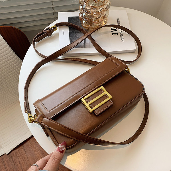 Μοντέρνα έκο δερμάτινη τσάντα με χρυσή αγκράφα