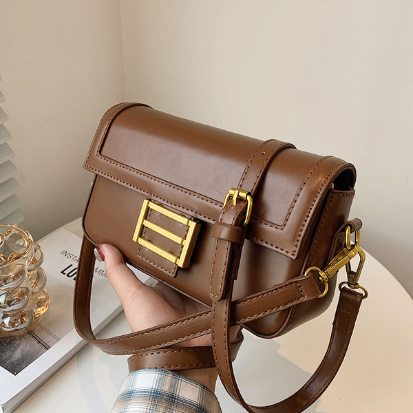 Μοντέρνα έκο δερμάτινη τσάντα με χρυσή αγκράφα