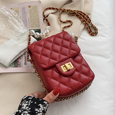 O geantă mică dreptunghiulară cu pandantiv de perle