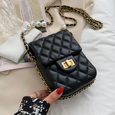 O geantă mică dreptunghiulară cu pandantiv de perle