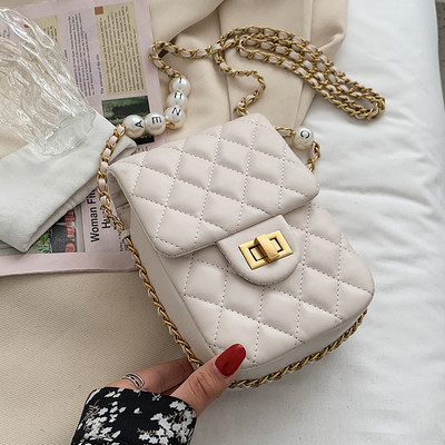 O geantă mică dreptunghiulară cu pandantiv de perle