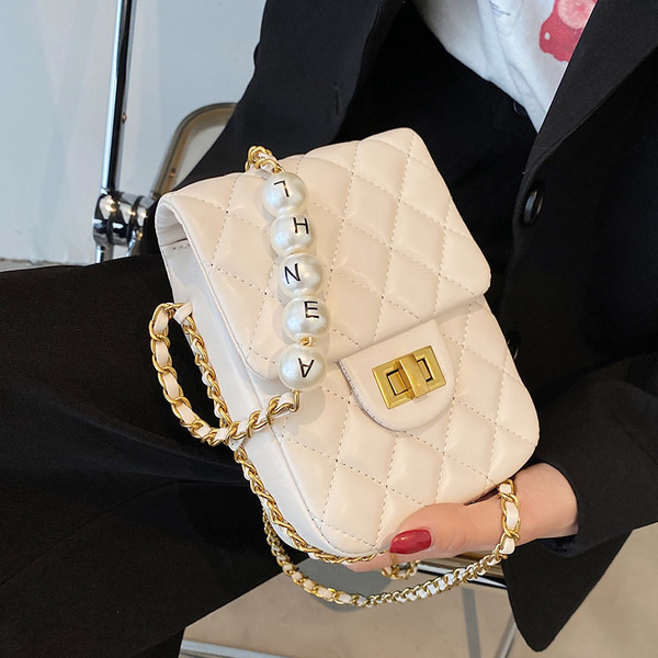 O geantă mică dreptunghiulară cu pandantiv de perle