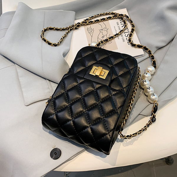 O geantă mică dreptunghiulară cu pandantiv de perle