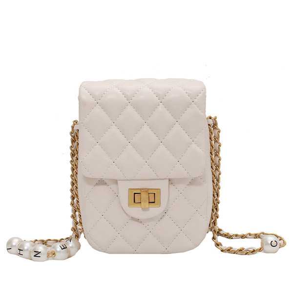 O geantă mică dreptunghiulară cu pandantiv de perle