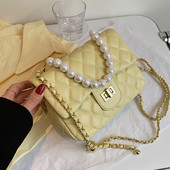 Mūsdienīga stepēta soma ar pērļu rokturi