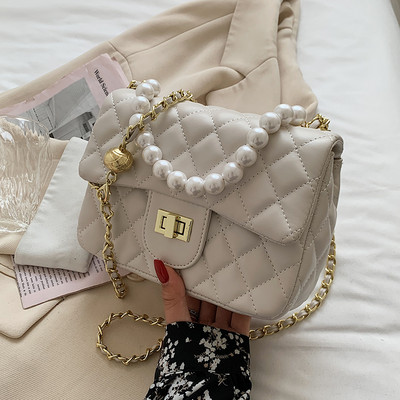 Mūsdienīga stepēta soma ar pērļu rokturi