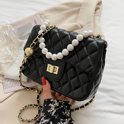 Mūsdienīga stepēta soma ar pērļu rokturi