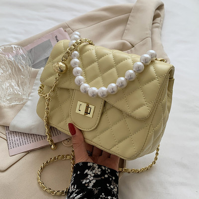 Mūsdienīga stepēta soma ar pērļu rokturi