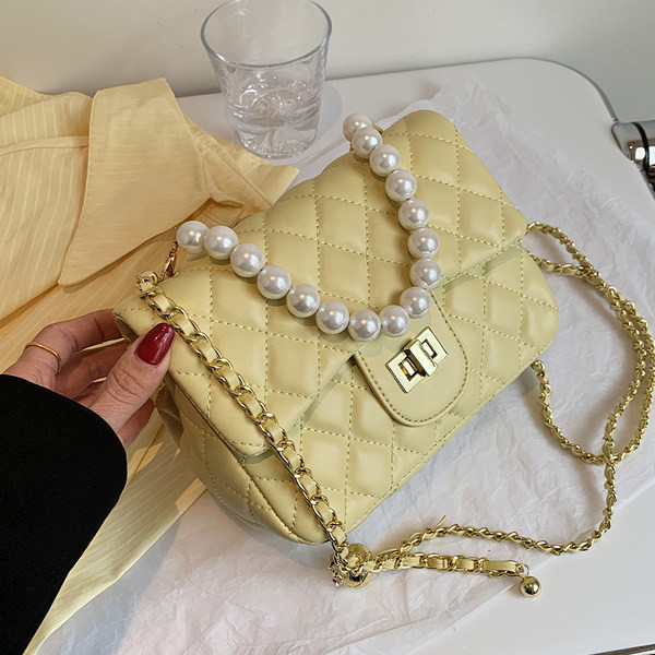 Mūsdienīga stepēta soma ar pērļu rokturi