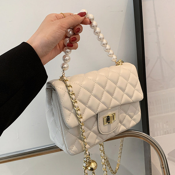 Mūsdienīga stepēta soma ar pērļu rokturi