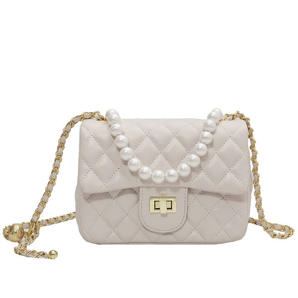 Mūsdienīga stepēta soma ar pērļu rokturi