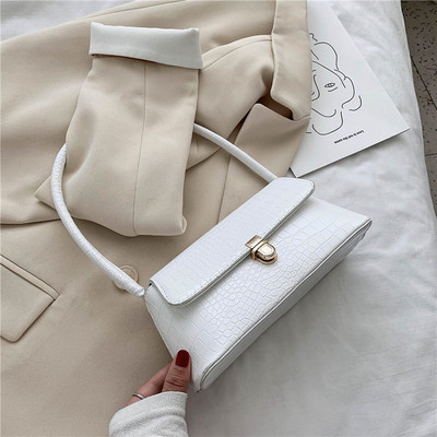 Sieviešu soma ar īsu rokturi un metāla aizdari dažādās krāsās