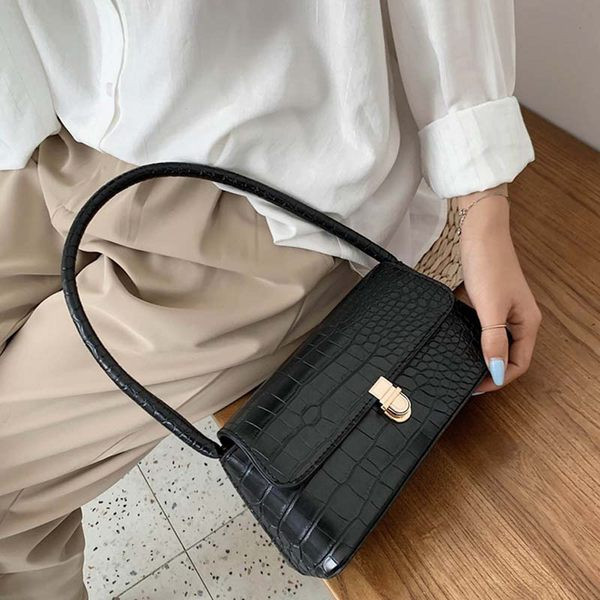 Sieviešu soma ar īsu rokturi un metāla aizdari dažādās krāsās