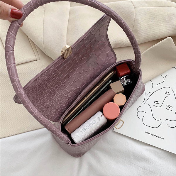 Sieviešu soma ar īsu rokturi un metāla aizdari dažādās krāsās