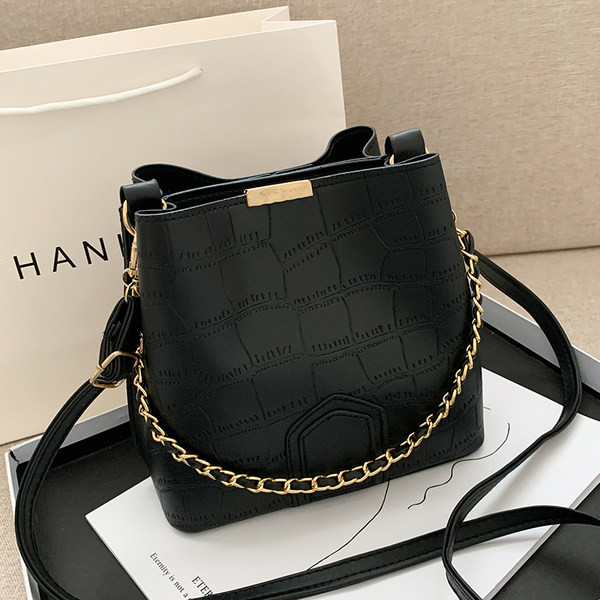 Geanta de dama din piele cu lant metalic in mai multe culori