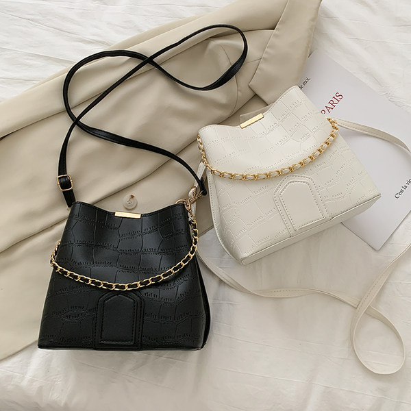 Geanta de dama din piele cu lant metalic in mai multe culori