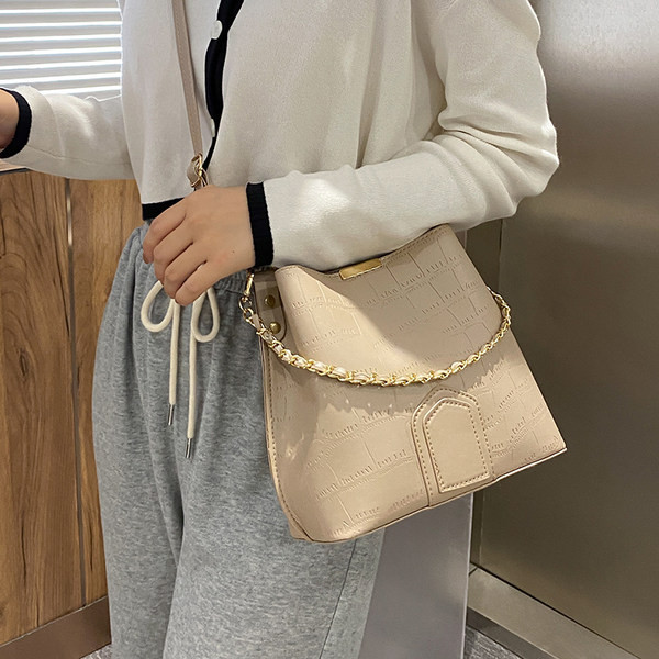 Geanta de dama din piele cu lant metalic in mai multe culori