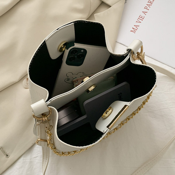 Geanta de dama din piele cu lant metalic in mai multe culori