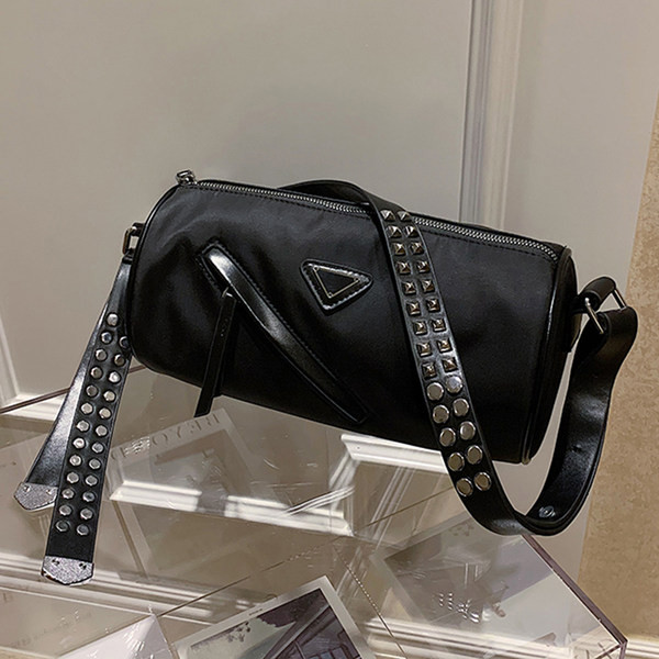 Γυναικεία έκο δερμάτινη τσάντα με φερμουάρ και μεταλλικά στοιχεία