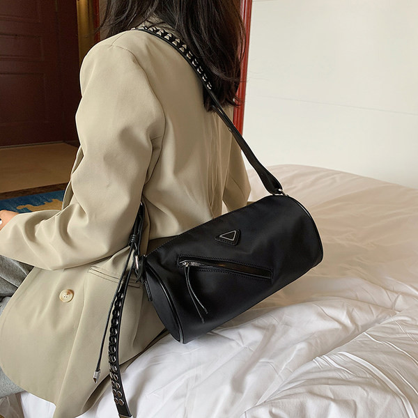 Γυναικεία έκο δερμάτινη τσάντα με φερμουάρ και μεταλλικά στοιχεία