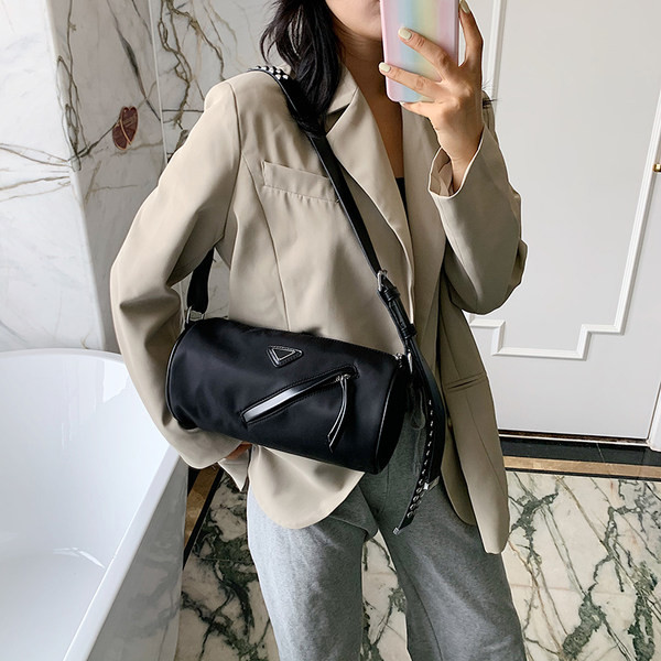 Γυναικεία έκο δερμάτινη τσάντα με φερμουάρ και μεταλλικά στοιχεία