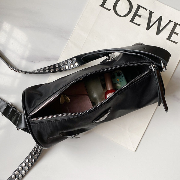 Γυναικεία έκο δερμάτινη τσάντα με φερμουάρ και μεταλλικά στοιχεία