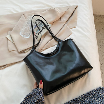 Γυναικεία δερμάτινη τσάντα με μεταλλική στερέωση