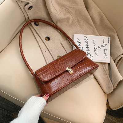 Γυναικεία έκο δερμάτινη τσάντα νέο μοντέλου με μεταλλική στερέωση