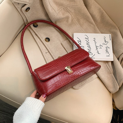 Γυναικεία έκο δερμάτινη τσάντα νέο μοντέλου με μεταλλική στερέωση