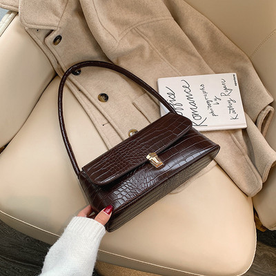 Γυναικεία έκο δερμάτινη τσάντα νέο μοντέλου με μεταλλική στερέωση