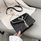 Σύγχρονη γυναικεία τσάντα με γυαλιστερό εφέ και μεταλλική διακόσμηση