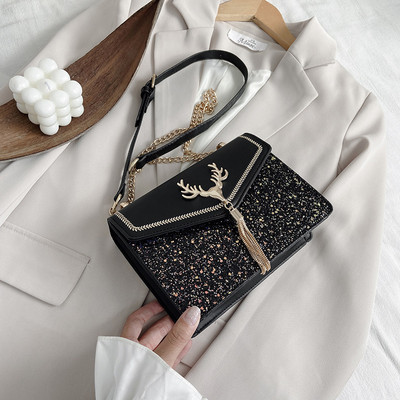 Σύγχρονη γυναικεία τσάντα με γυαλιστερό εφέ και μεταλλική διακόσμηση