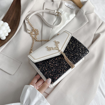 Σύγχρονη γυναικεία τσάντα με γυαλιστερό εφέ και μεταλλική διακόσμηση