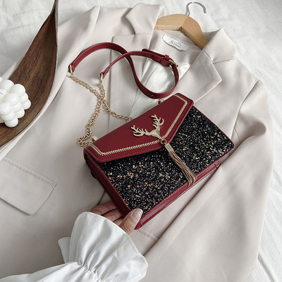 Σύγχρονη γυναικεία τσάντα με γυαλιστερό εφέ και μεταλλική διακόσμηση