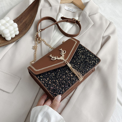 Σύγχρονη γυναικεία τσάντα με γυαλιστερό εφέ και μεταλλική διακόσμηση