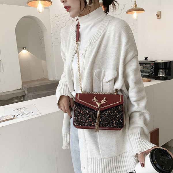 Σύγχρονη γυναικεία τσάντα με γυαλιστερό εφέ και μεταλλική διακόσμηση