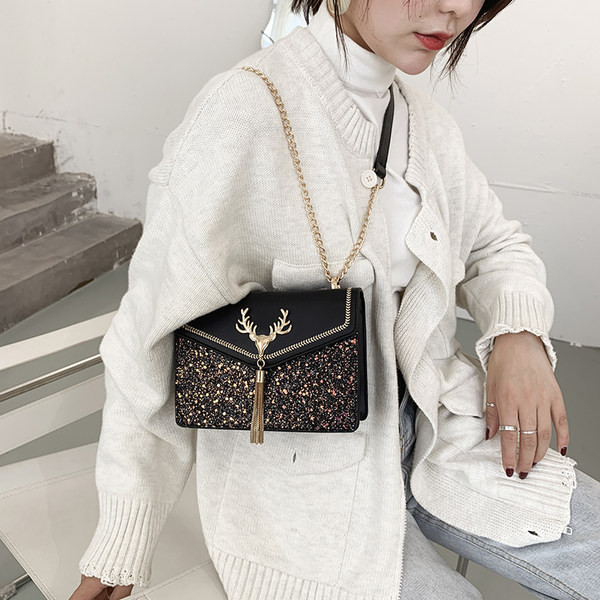 Σύγχρονη γυναικεία τσάντα με γυαλιστερό εφέ και μεταλλική διακόσμηση